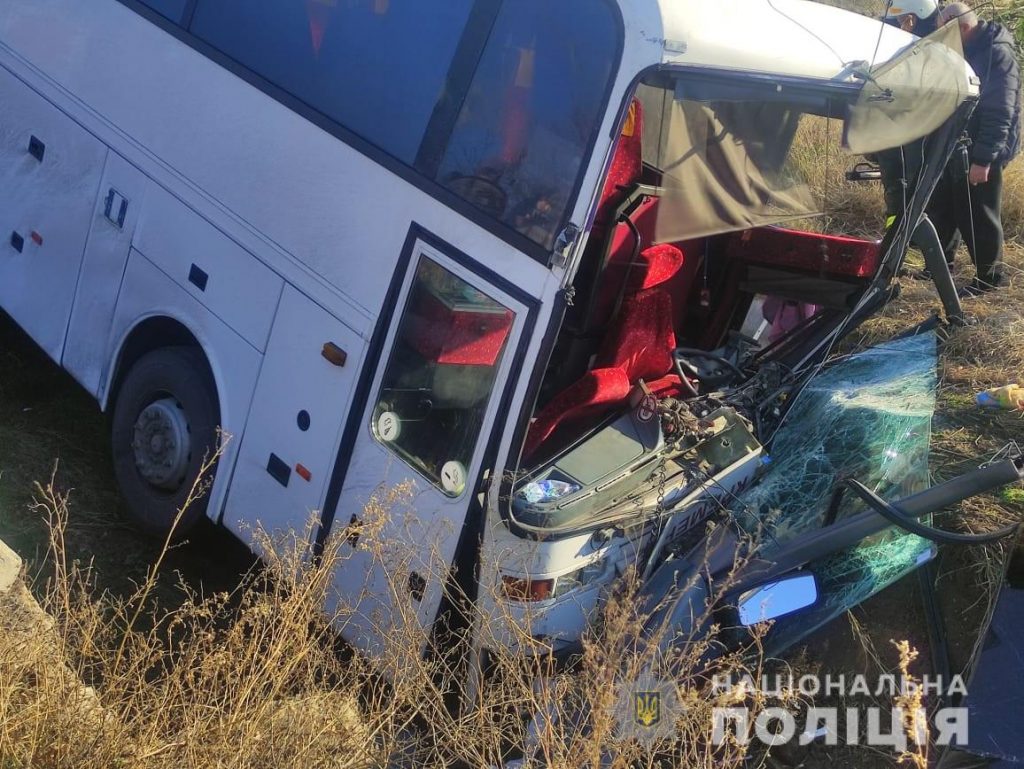 На Харьковщине пассажирский автобус слетел с дороги: водителю грозит до 3 лет ограничения свободы