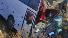 На Харьковщине пассажирский автобус слетел с дороги: водителю грозит до 3 лет ограничения свободы