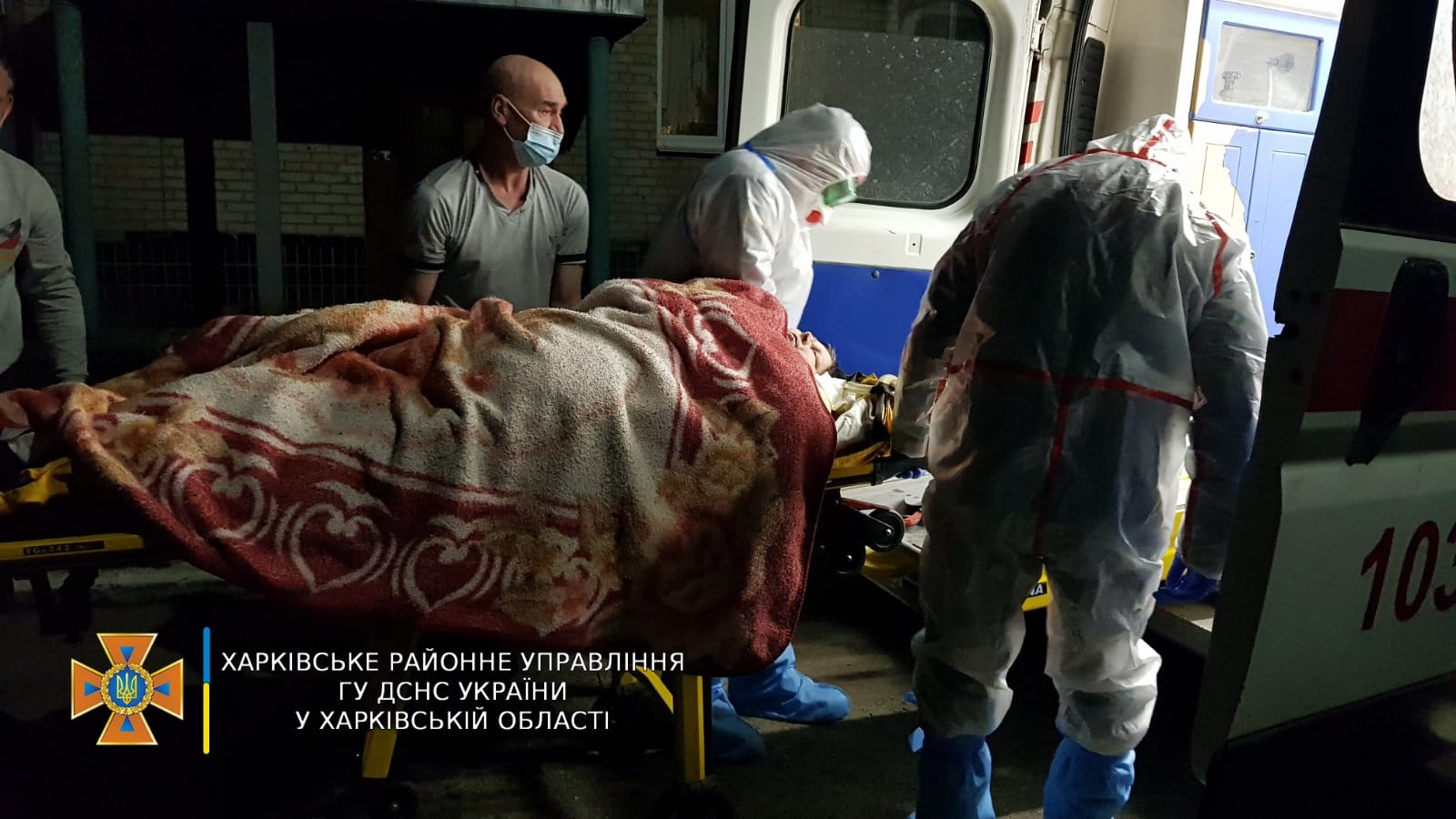 Харьковские спасатели помогли медикам вынести из квартиры женщину с подозрением на COVID-19 (фото)