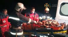 На Харьковщине спасатели помогли медикам транспортировать тяжело больного