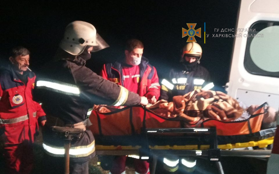 На Харьковщине спасатели помогли медикам транспортировать тяжело больного