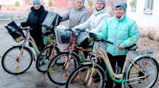 Соцработники города на Харьковщине будут приезжать к клиентам на велосипедах (фото)