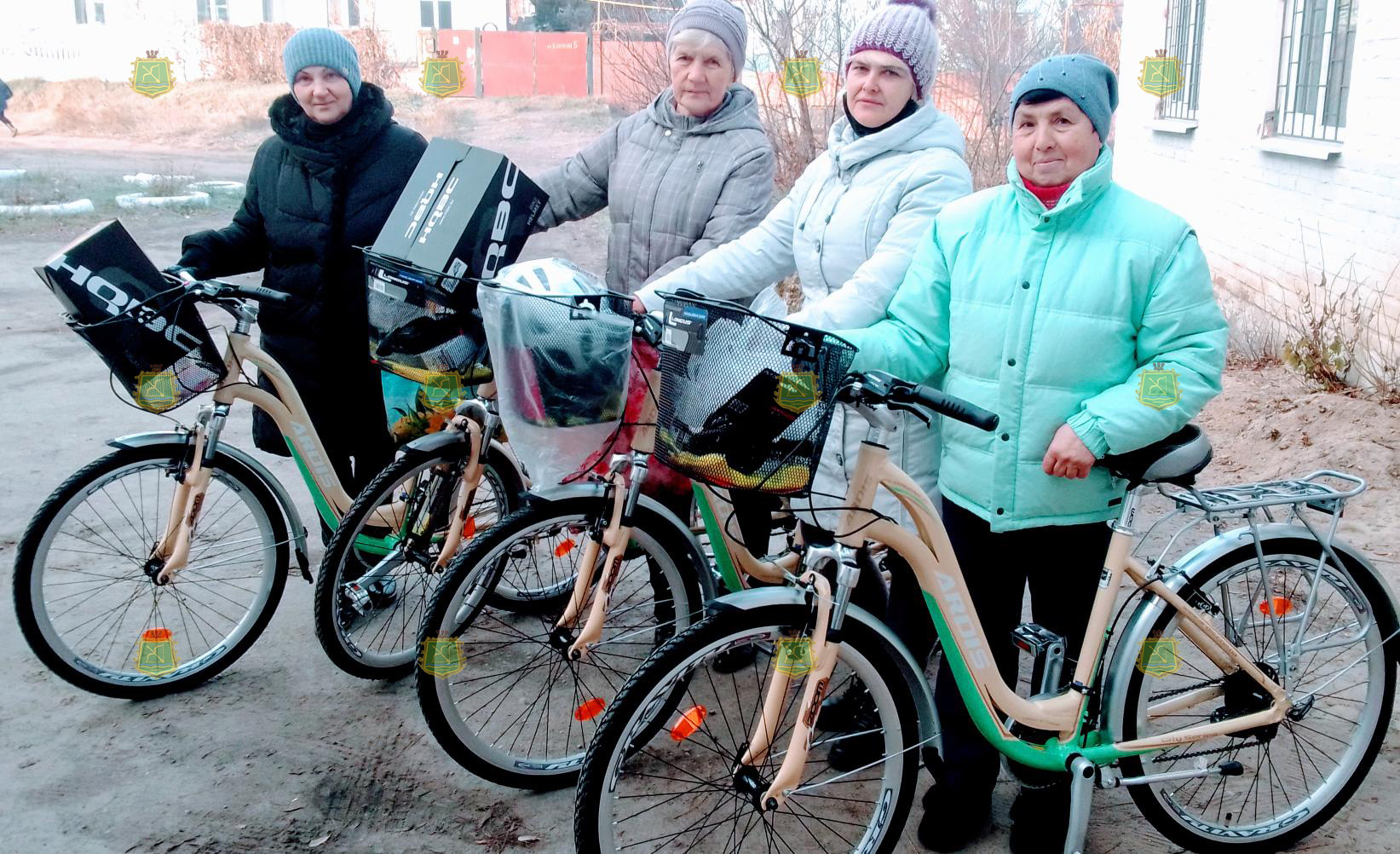 Соцработники города на Харьковщине будут приезжать к клиентам на велосипедах (фото)