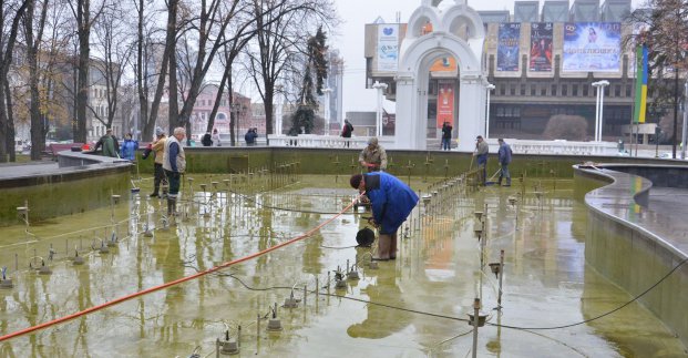 В Харькове консервируют на зиму фонтаны