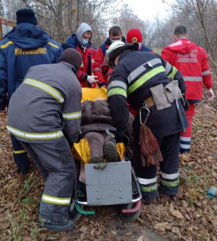 В Харькове спасатели помогли медикам перенести в карету скорой помощи мужчину, которого достали из оврага