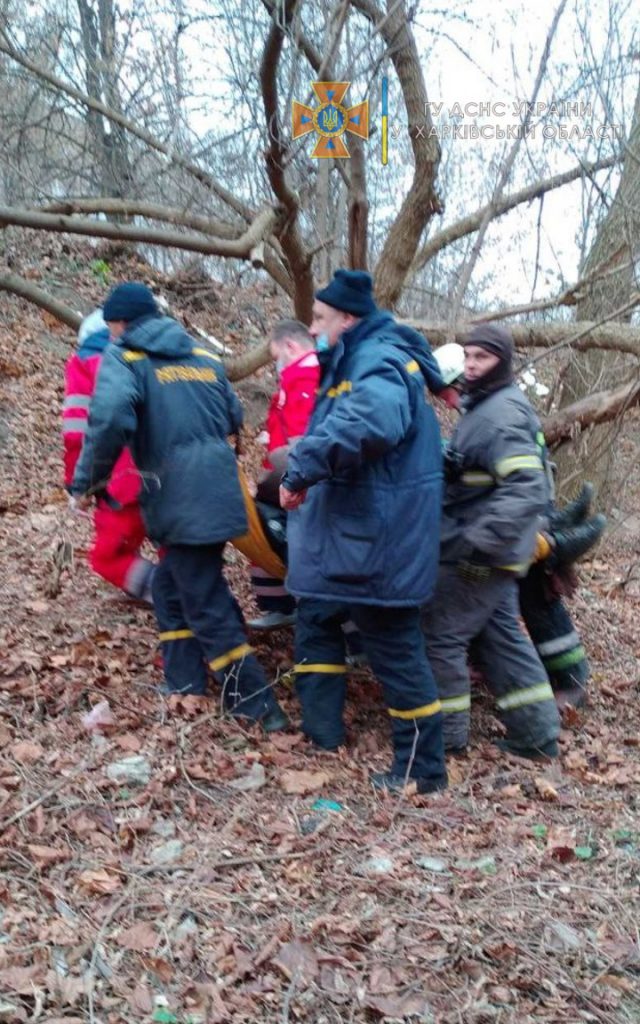 В Харькове медики не могли достать парализованного мужчину из оврага (фото)