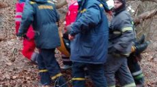 В Харькове медики не могли достать парализованного мужчину из оврага (фото)