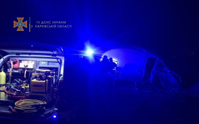 ДТП на трассе. Харьковские спасатели деблокировали специнструментом тело погибшего водителя (фото)