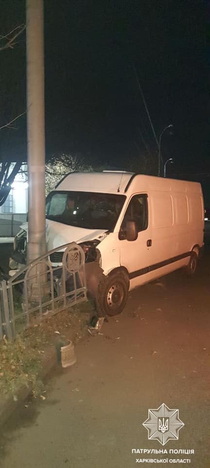 В Харькове ночью микроавтобус врезался в столб (фото)