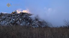 На Харьковщине сутки ликвидируют пожар на свалке (фото)