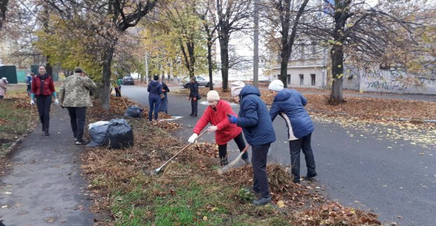В Харькове начали осеннюю уборку территории