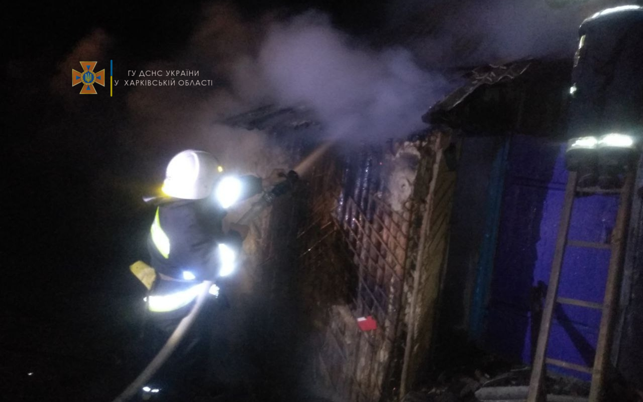 Харьковские пожарные спасли от огня жилой дом (фото)