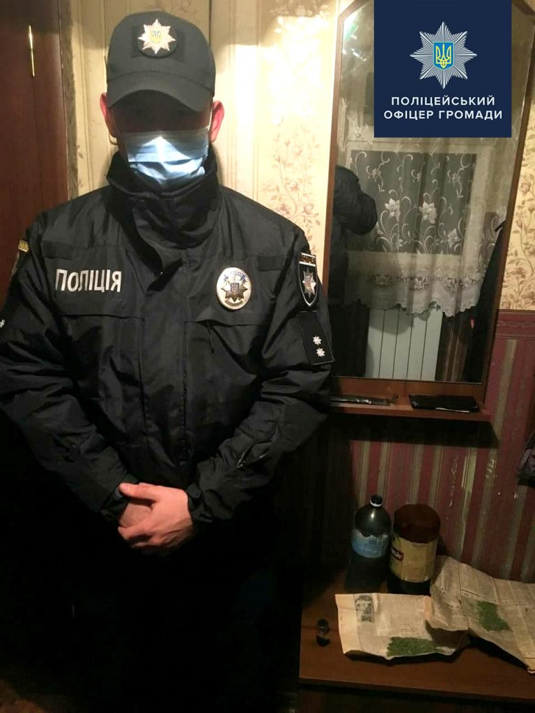 Житель Харьковской области расфасовал коноплю по пакетам и спрятал в разных местах своего домохозяйства