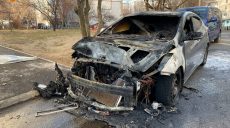 В Харькове сгорел автомобиль, припаркованный на ночь во дворе многоэтажки (фото)