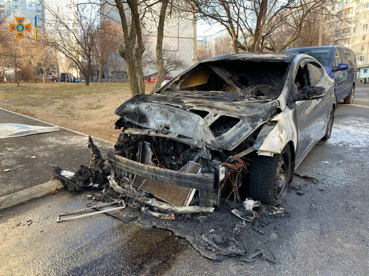 В Харькове сгорел автомобиль, припаркованный на ночь во дворе многоэтажки (фото)