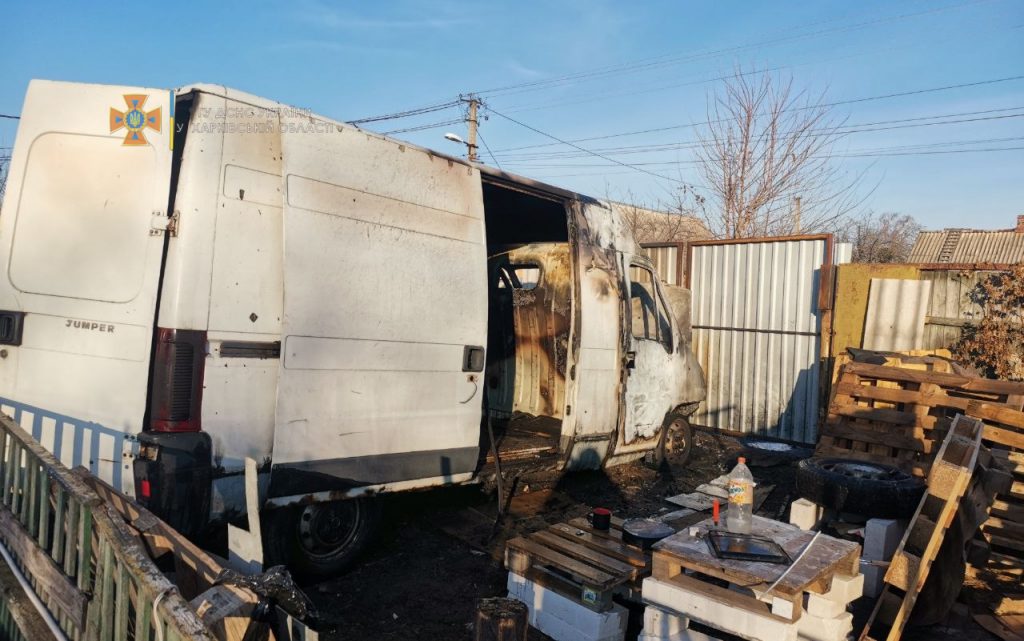 Под Харьковом загорелся микроавтобус