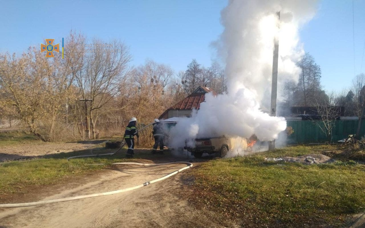 На Харьковщине полыхала легковушка (фото)