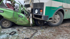 В Харьковской области столкнулись автобус и ВАЗ: водитель легковушки погиб на месте (фото)