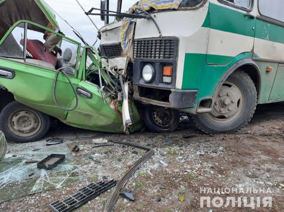 В Харьковской области столкнулись автобус и ВАЗ: водитель легковушки погиб на месте (фото)