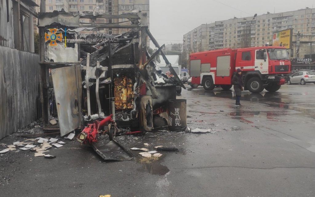 В Харькове сгорел передвижной киоск по продаже фастфуда (фоторепортаж)