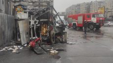 В Харькове сгорел передвижной киоск по продаже фастфуда (фоторепортаж)