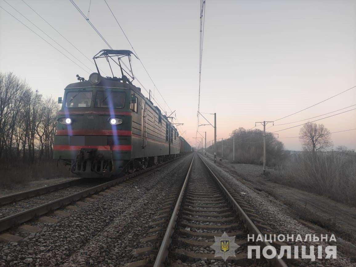 На Харьковщине неизвестная женщина погибла под поездом