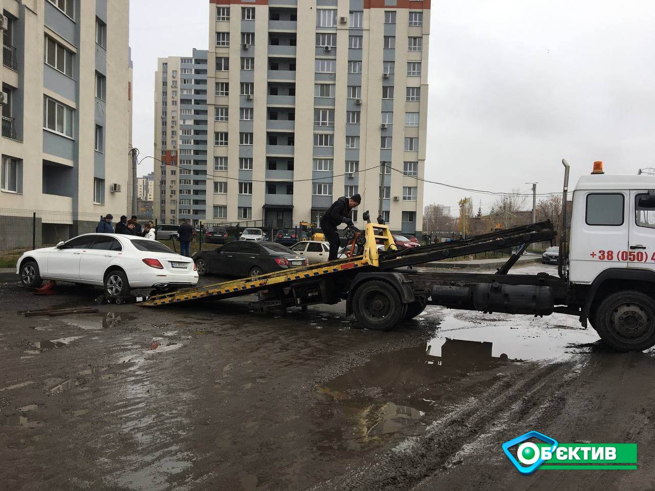 В Харькове Mercedes-Benz увезли на штрафплощадку за долги владельца