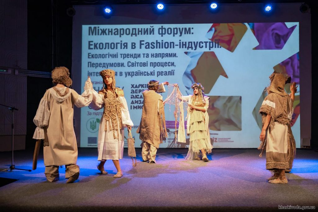 В Харькове по подиуму ходили модели в эко-костюмах (фото)