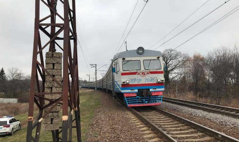 Электропоезд наехал на мужчину в Харьковской области