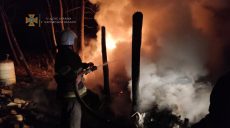 Харьковские спасатели три часа тушили пожар в частном домовладении (фото)