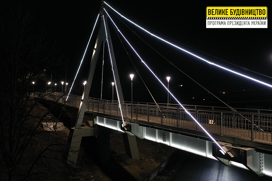 На Чугуевском пешеходном мосту сделали декоративное освещение (фото)