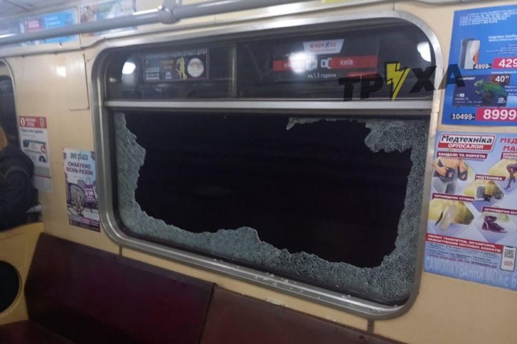 В вагоне Харьковского метро неизвестные разбили стекло (фото)