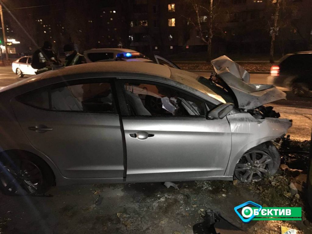 В Харькове иномарка врезалась в столб и загорелась: водитель скончался еще до приезда «скорой» (фото)