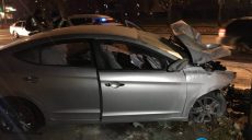 В Харькове иномарка врезалась в столб и загорелась: водитель скончался еще до приезда «скорой» (фото)