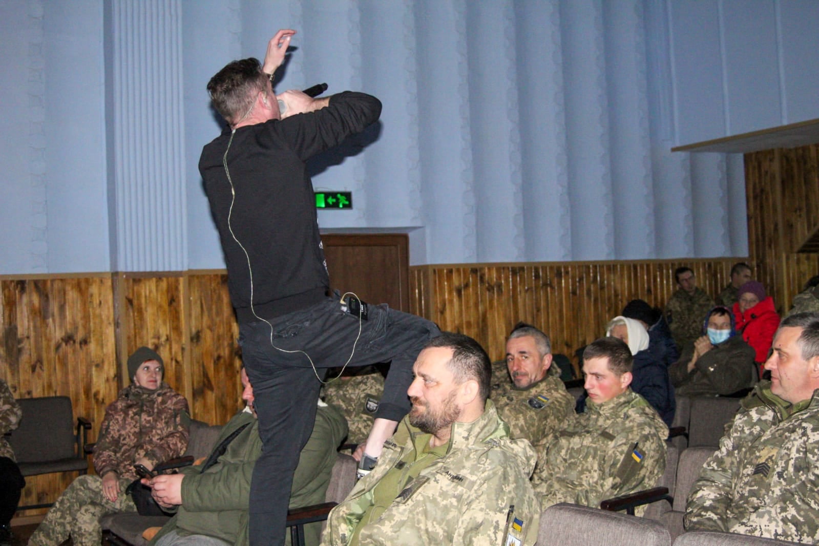 Жадан выступил для военных в зоне ООС (фото)