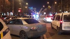 На проспекте Науки Mazda сбила полицейского, охраняющего место недавнего ДТП (фото)