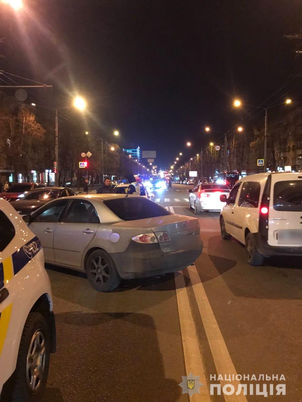 На проспекте Науки Mazda сбила полицейского, охраняющего место недавнего ДТП (фото)