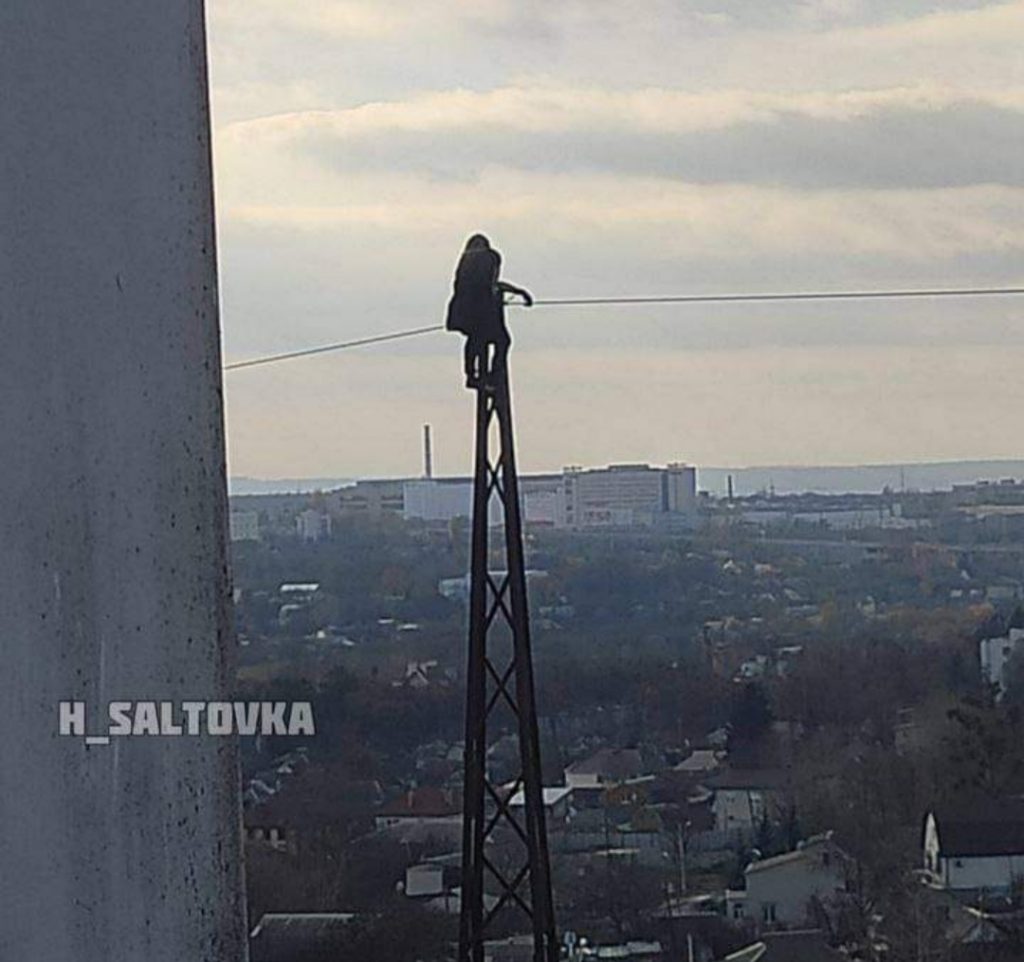 Харьковчанка «под наркотиками» залезла на электростолб под напряжением (фото)