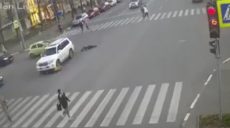 В Харькове внедорожник снес двух детей на «зебре»: в скорой рассказали о состоянии малолетних (видео)
