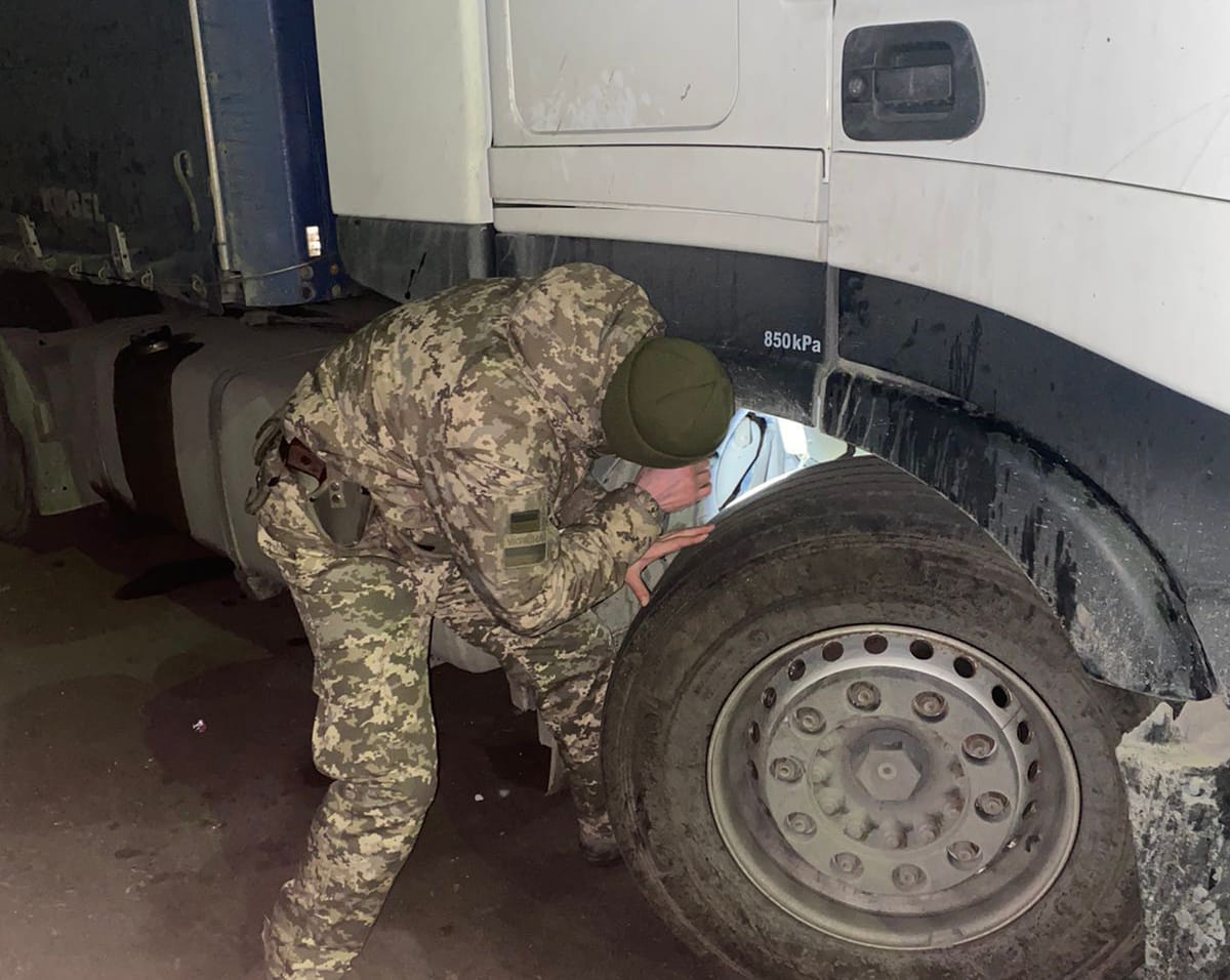 Харьковские пограничники обнаружили два грузовика с уничтоженными VIN-кодами (фото)