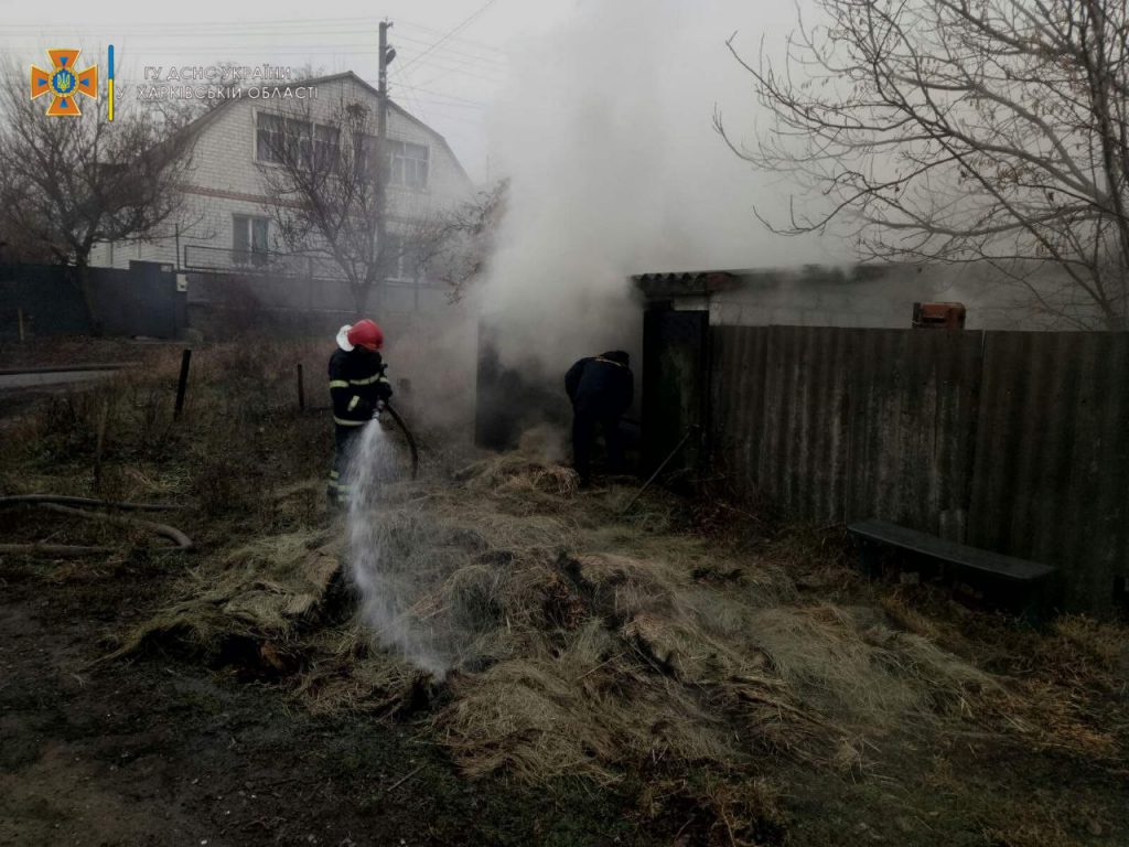 В Харьковской области загорелся сарай с сеном, и едва не сгорел жилой дом