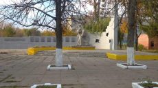 Вандалы на Харьковщине надругались над памятником погибшим во Второй мировой (фото)