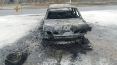 На Харьковщине около АЗС сгорел автомобиль (фото)