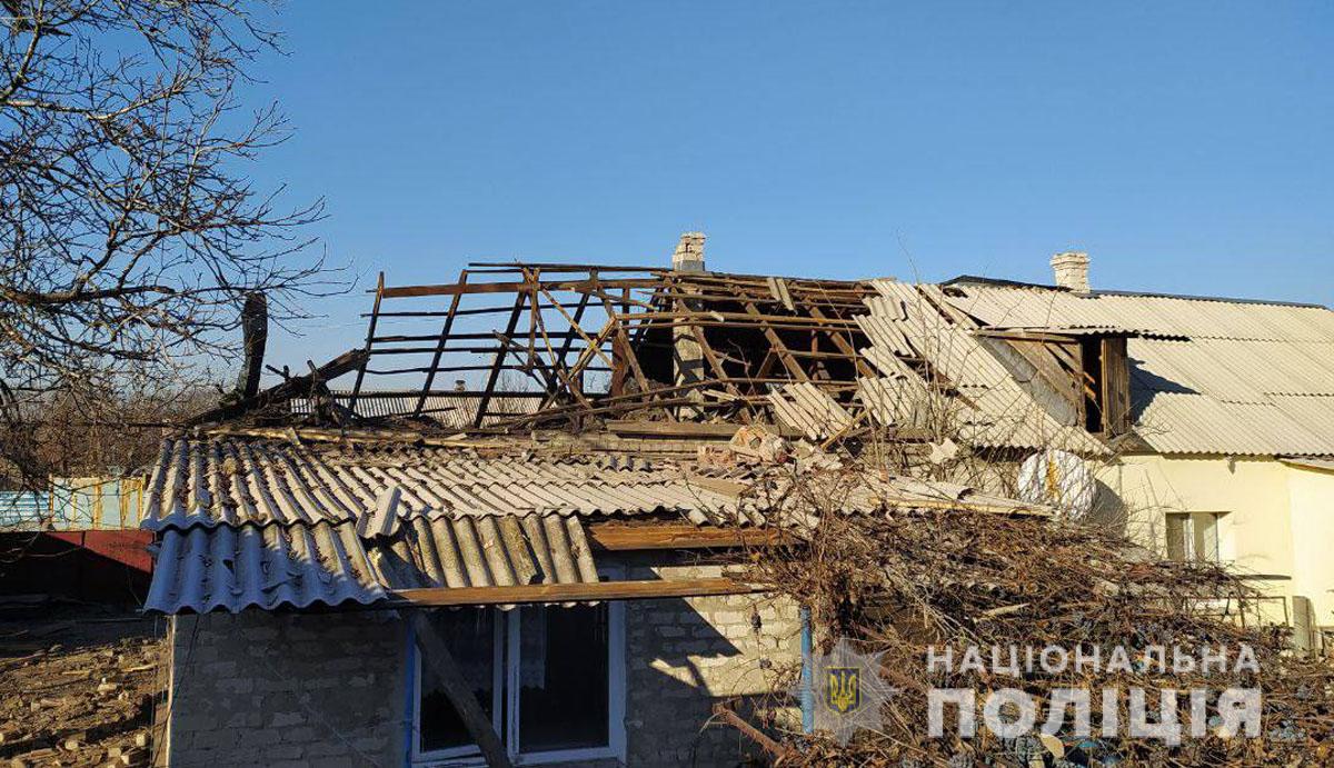 Операция на Донбассе: боевики обстреляли мирное село. Ранен военный (фото)