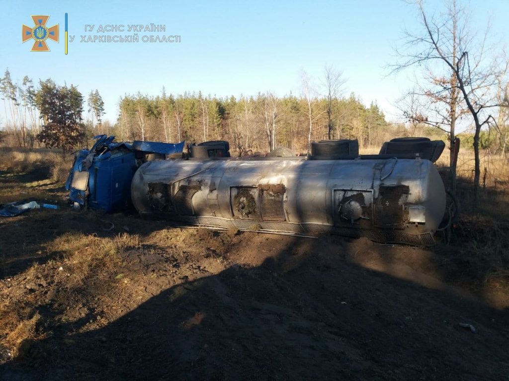 ДТП. Под Харьковом перевернулся грузовик с цистерной (фоторепортаж)