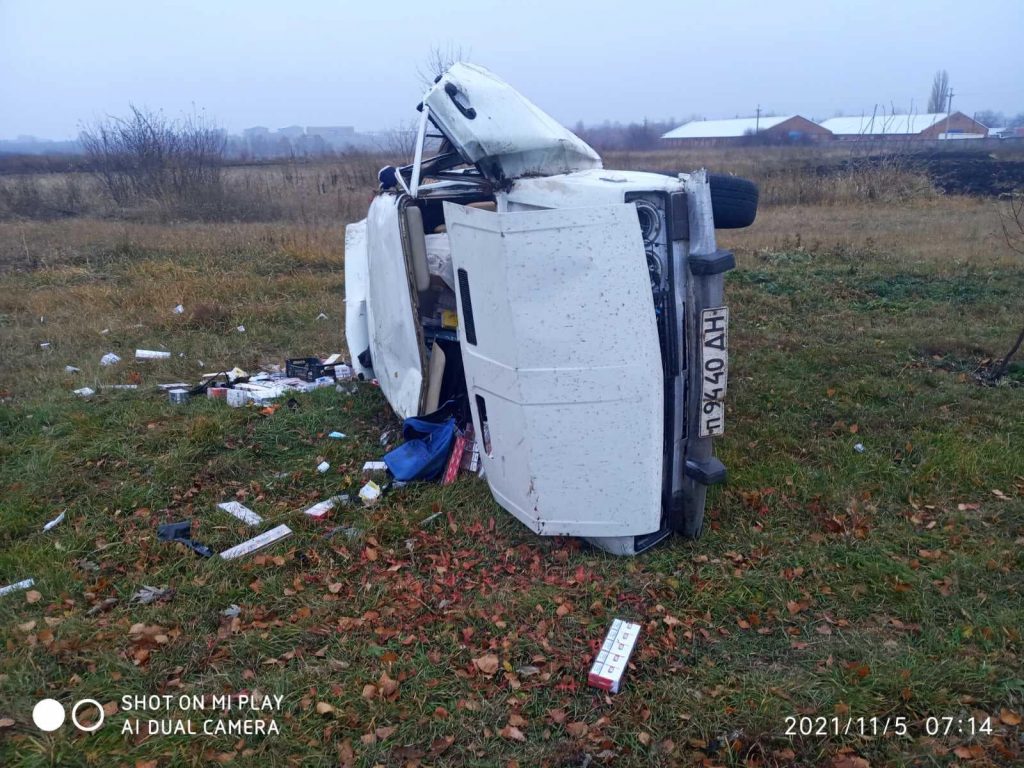 В Харьковской области перевернулся ВАЗ: водителя забрала «скорая» (фото)