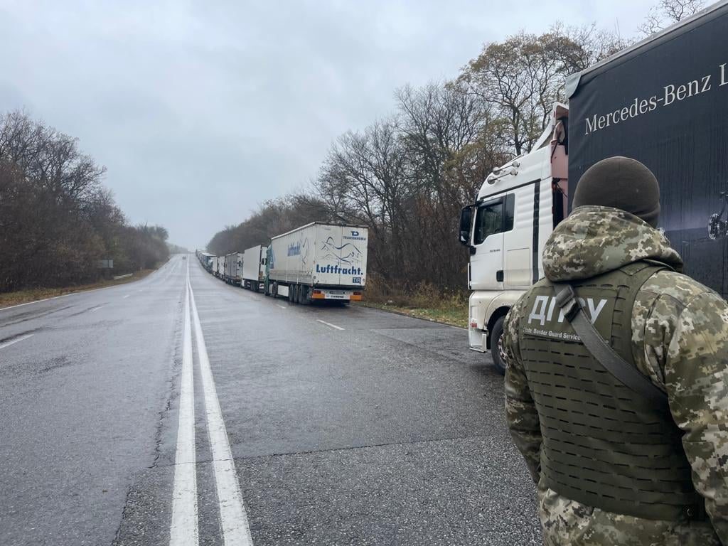 На Харьковщине сотни грузовиков выстроились в очередь на выезд из Украины в РФ (фото)