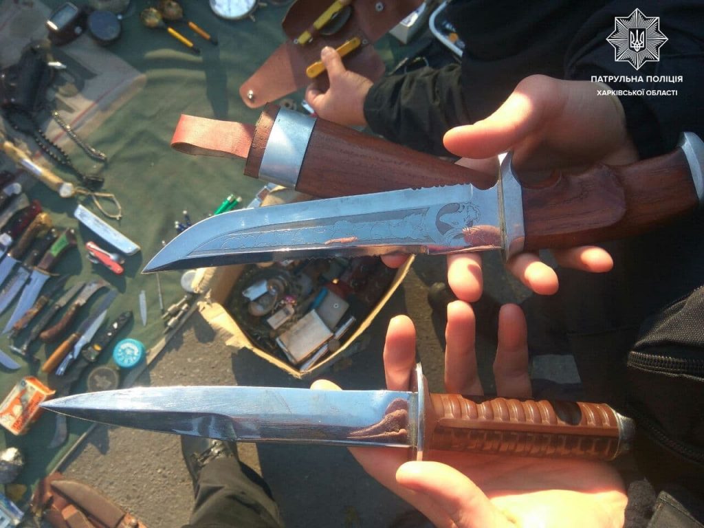 Харьковчанин незаконно продавал самодельные ножи и кинжалы (фото)