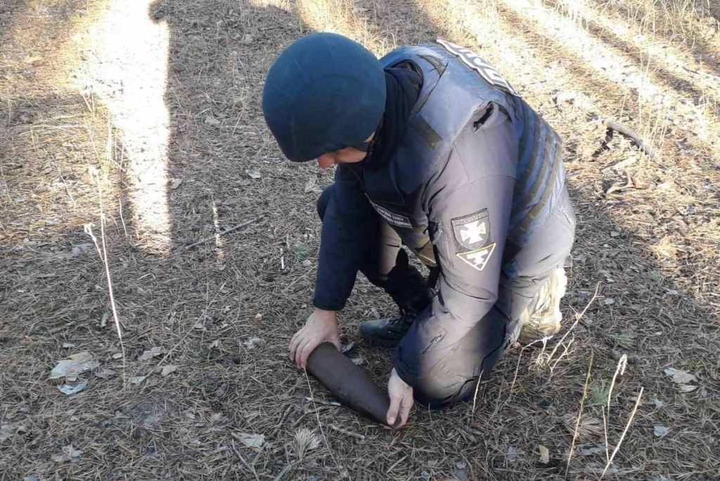 В Харьковской области вблизи жилых домов нашли боеприпас (фото)
