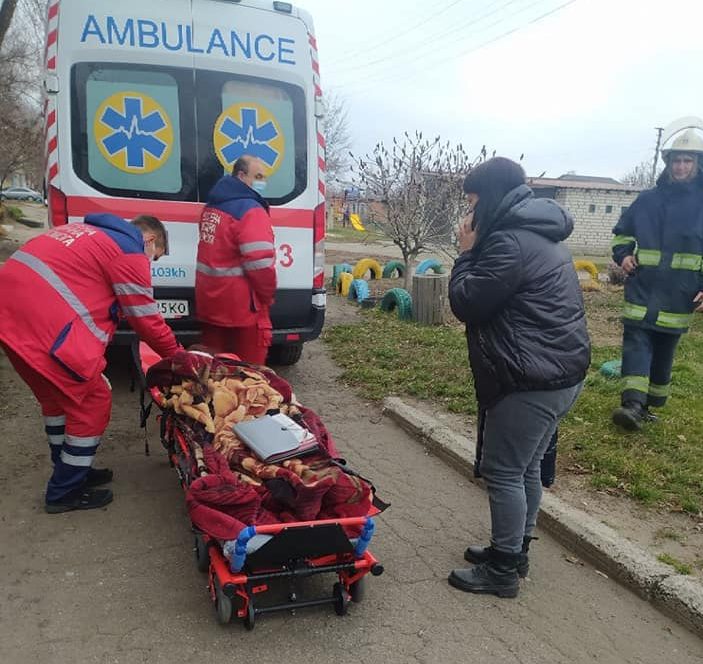 Под Харьковом женщина с инсультом оказалась одна взаперти фото)